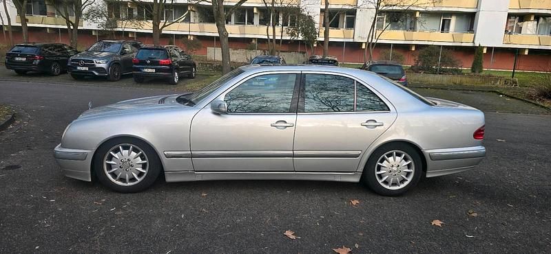 Silber Gebraucht 2000 Mercedes E270 Limousine | 3.400 € - Bild 1/4