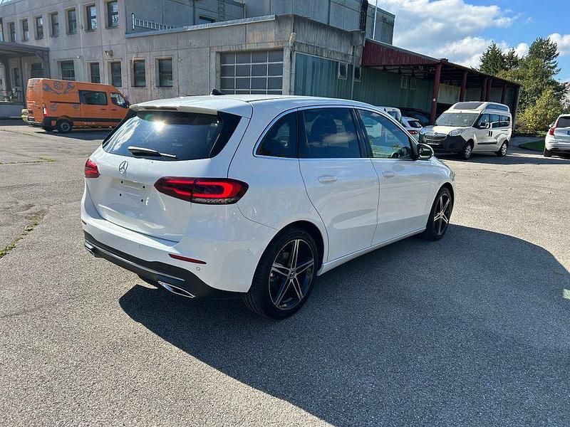 Gebraucht Mercedes B180 116 PS (85 kW) 2022 Weiß Van / Kleinbus