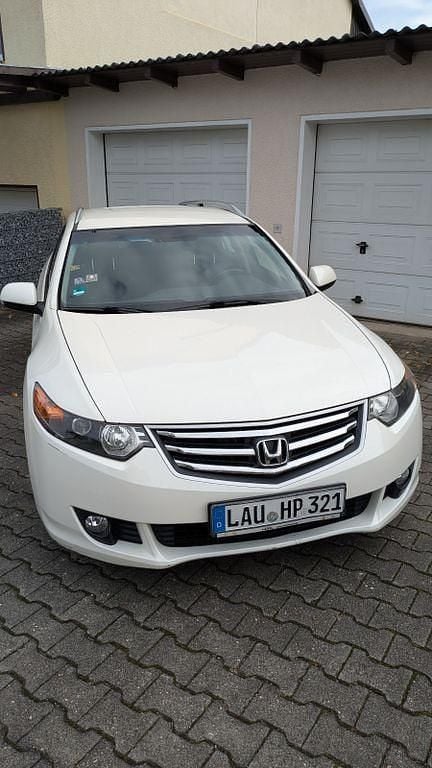 Weiß Gebraucht 2011 Honda Accord Elegance Kombi | 5.600 € (Superpreis) - Bild 1/4