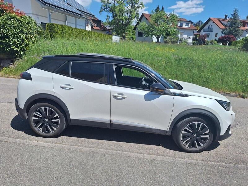 Weiß Gebraucht 2022 Peugeot e-2008 GT SUV | 21.500 € (Superpreis) - Bild 1/4