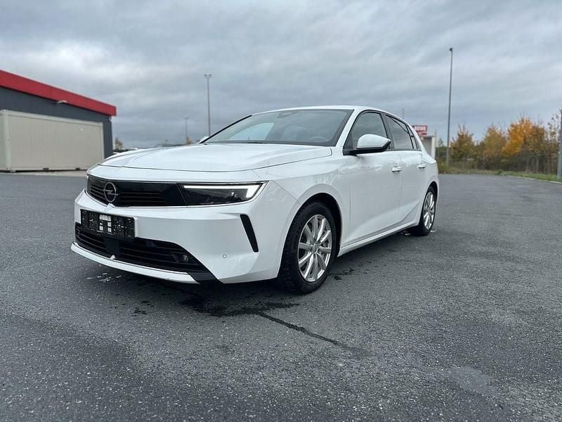 Jade weiss/arktis weiss Gebraucht 2022 Opel Astra Limousine | 16.199 € (Fairer Preis) - Bild 1/4