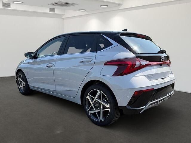 Neu Hyundai i20 Prime 101 PS (74 kW) 2025 Purple (lumen grey/ phantom black / mic) Limousine