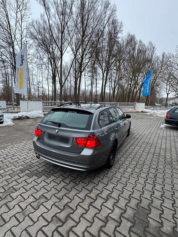 Gebraucht BMW 320 177 PS (130 kW) 2009 Grau Kombi