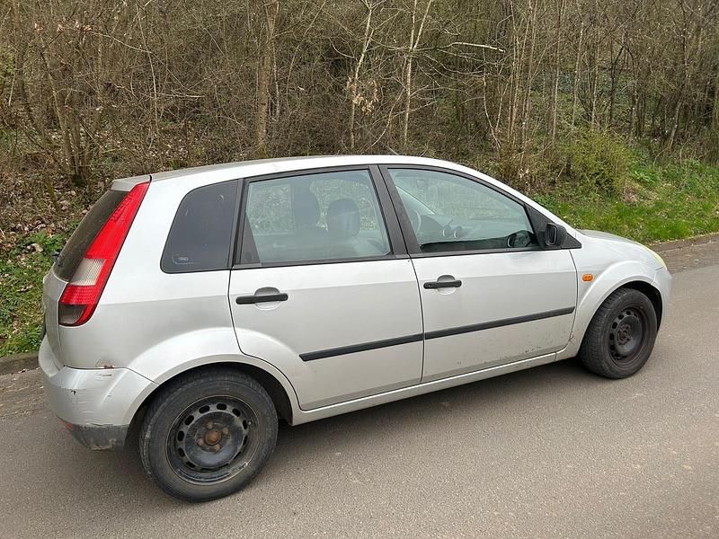 Gebraucht Ford Fiesta 82 PS (60 kW) 2004 Silber Kleinwagen