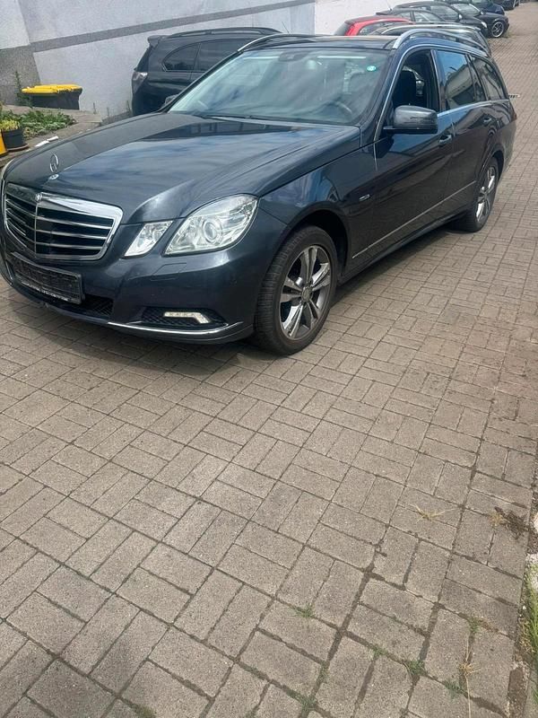 Grau Gebraucht 2010 Mercedes E350 Kombi | 4.499 € (Superpreis) - Bild 1/4