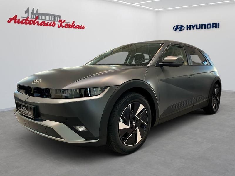 Grau Gebraucht 2025 Hyundai Ioniq Dynamiq Kleinwagen | 45.990 € - Bild 1/4