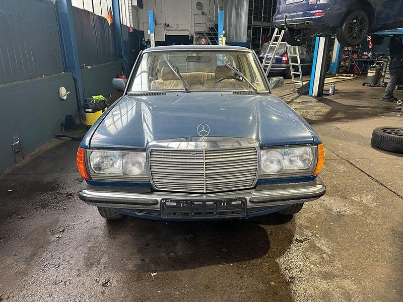 Blau Gebraucht 1982 Mercedes 200 Limousine | 5.990 € - Bild 1/4