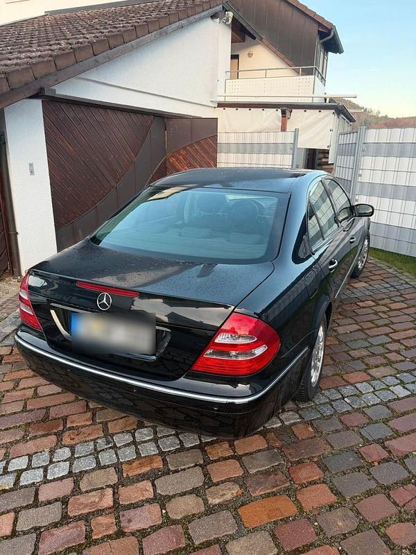 Gebraucht Mercedes E220 Elegance 150 PS (110 kW) 2003 Schwarz Limousine