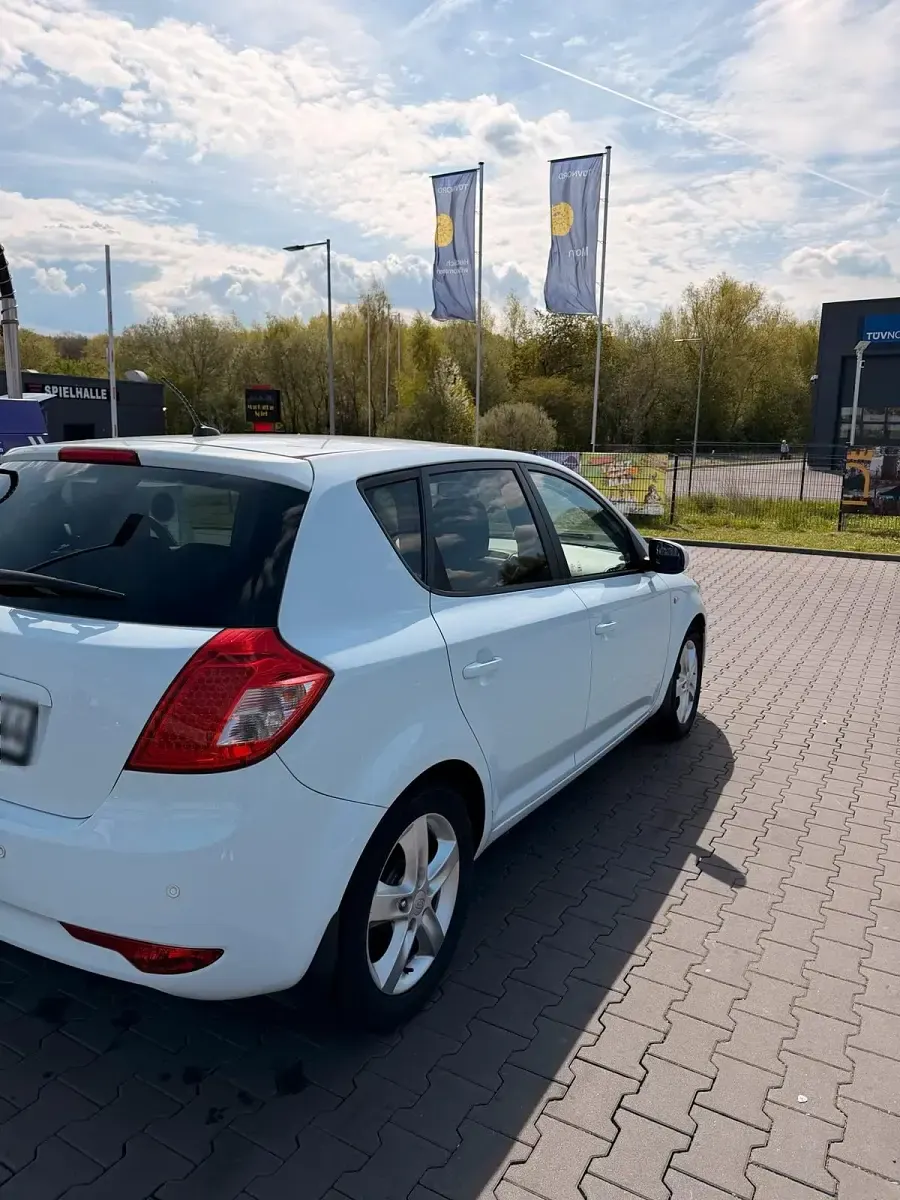 Używany Kia Ceed 90 KM (66 kW) 2010 Biały Hatchback