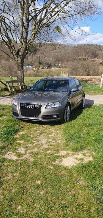 Grau Gebraucht 2012 Audi A3 S-Line Limousine | 7.499 € (Fairer Preis) - Bild 1/4