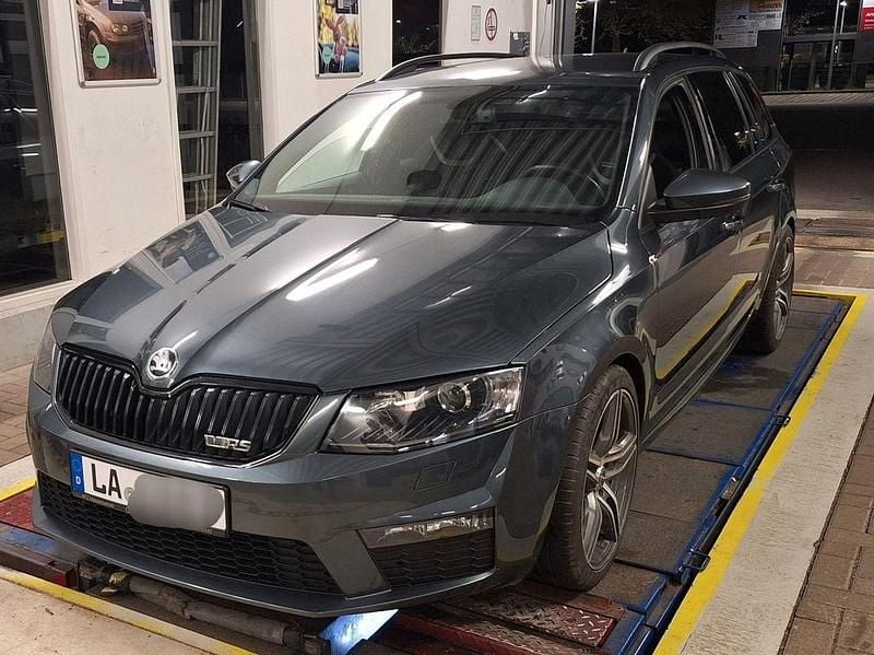 Grau Gebraucht 2014 Skoda Octavia RS Kombi | 12.700 € (Fairer Preis) - Bild 1/4