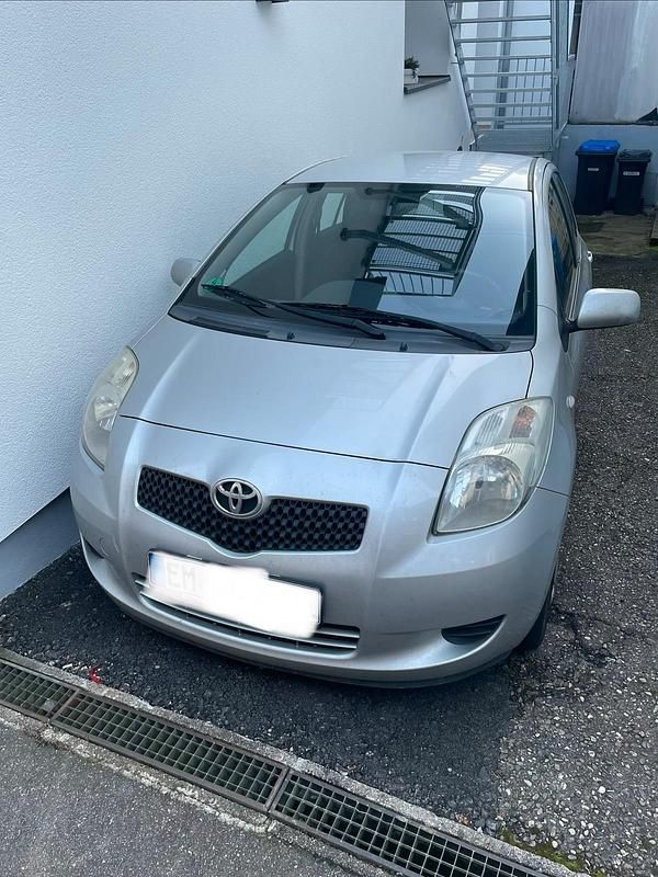 Gebraucht Toyota Yaris 70 PS (51 kW) 2006 Silber Kleinwagen