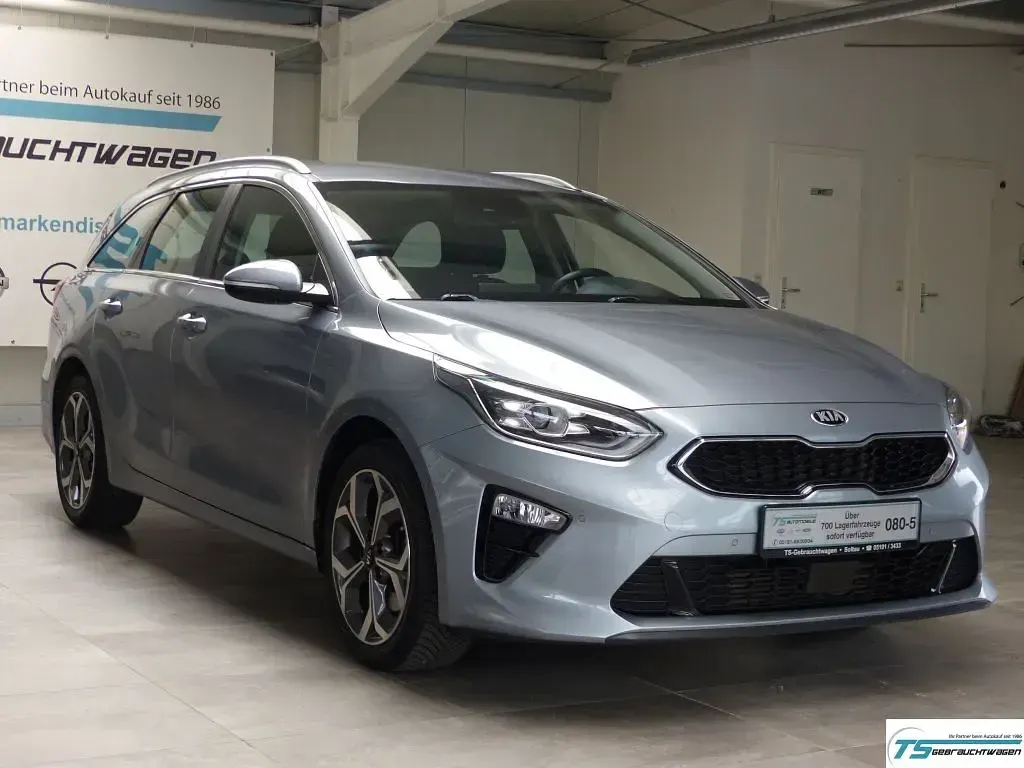 Gebraucht Kia Ceed Spirit 140 PS (102 kW) 2019 Silber (css) lunarsilber met. (metallic) Kleinwagen