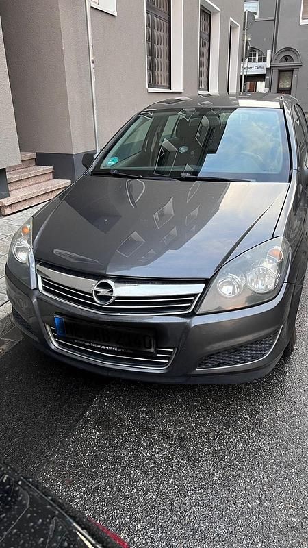 Grau Gebraucht 2009 Opel Astra Limousine | 1.850 € (Fairer Preis) - Bild 1/4