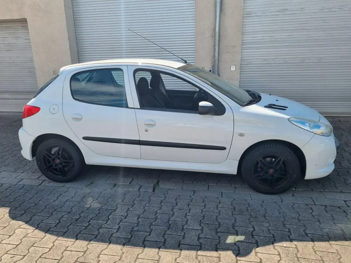 Gebraucht Peugeot 206 73 PS (53 kW) 2011 Weiß Limousine