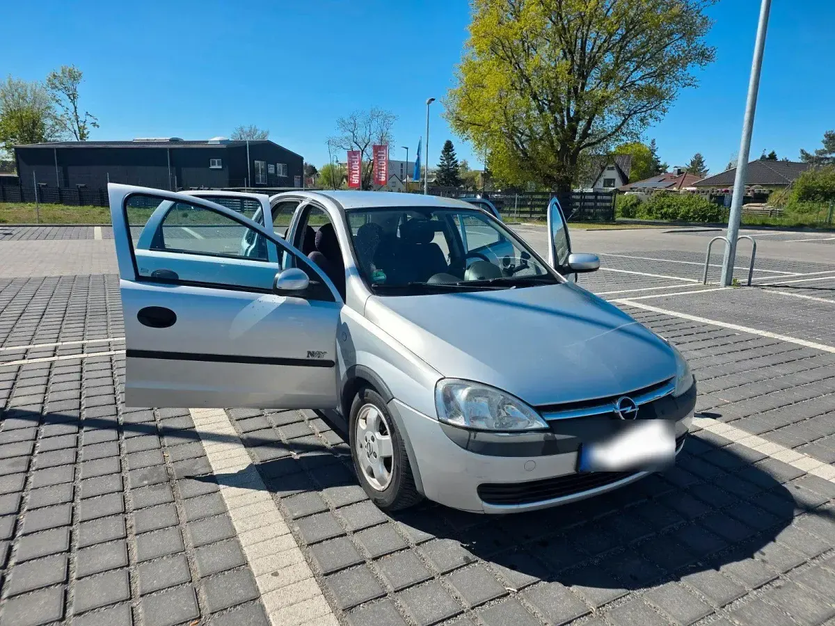 Używany Opel Corsa Enjoy 86 KM (63 kW) 2003 Srebrny Hatchback