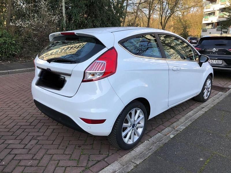 Gebraucht Ford Fiesta Celebration 101 PS (74 kW) 2016 Weiß Kleinwagen