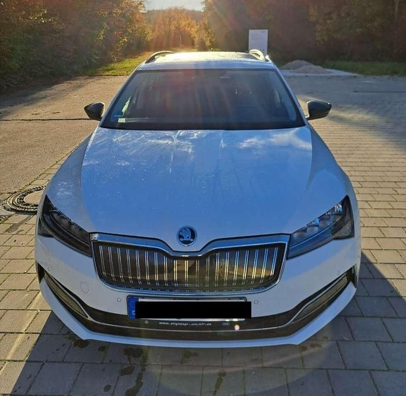 Weiß Gebraucht 2020 Skoda Superb Ambition Kombi | 20.999 € (Guter Preis) - Bild 1/4