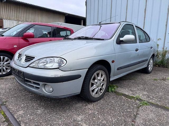 Silber Gebraucht 2000 Renault Mégane Limousine | 3.333 € - Bild 1/4