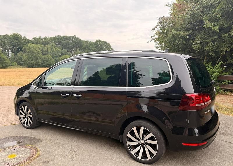 Gebraucht VW Sharan 150 PS (110 kW) 2021 Schwarz Van / Kleinbus