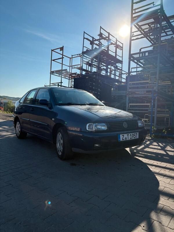 Blau Gebraucht 2001 VW Polo Classicline Limousine | 2.300 € (Teuer) - Bild 1/4