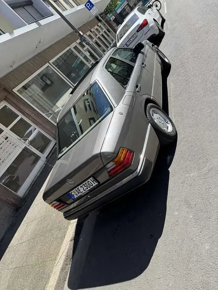 Gebraucht Mercedes E230 132 PS (97 kW) 1990 Grau Limousine