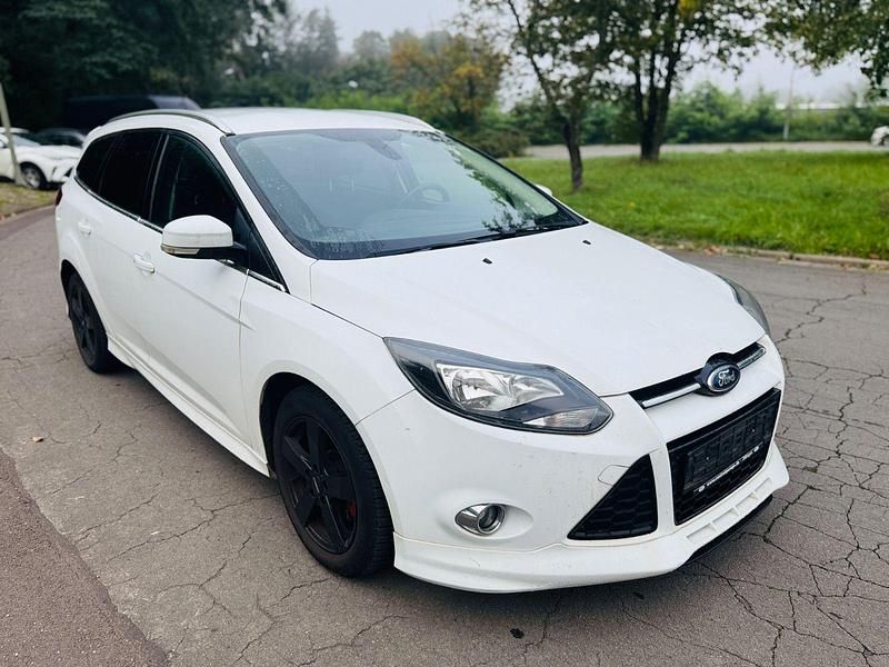 Weiß Gebraucht 2014 Ford Focus Titanium Kombi | 3.990 € - Bild 1/4