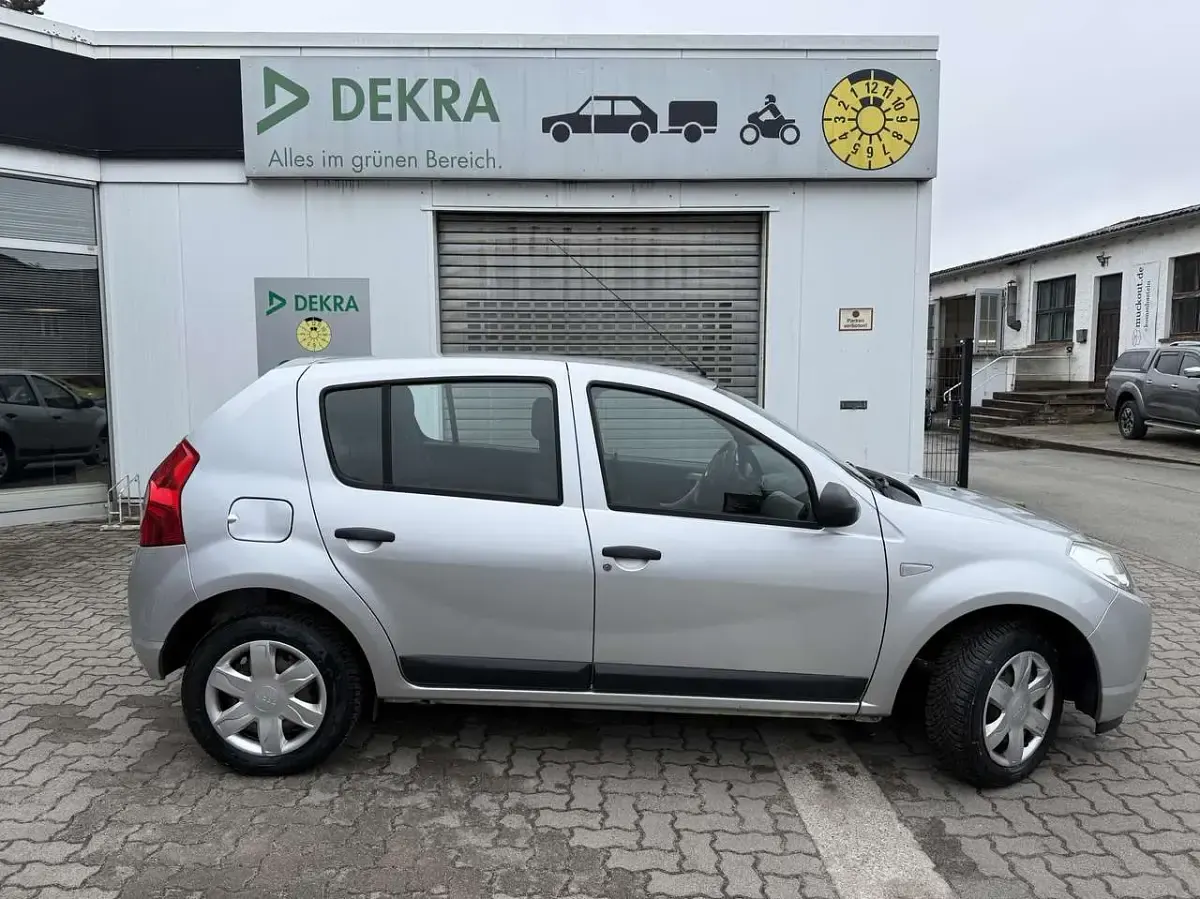 Gebraucht Dacia Sandero 75 PS (55 kW) 2009 Platingrau Kleinwagen
