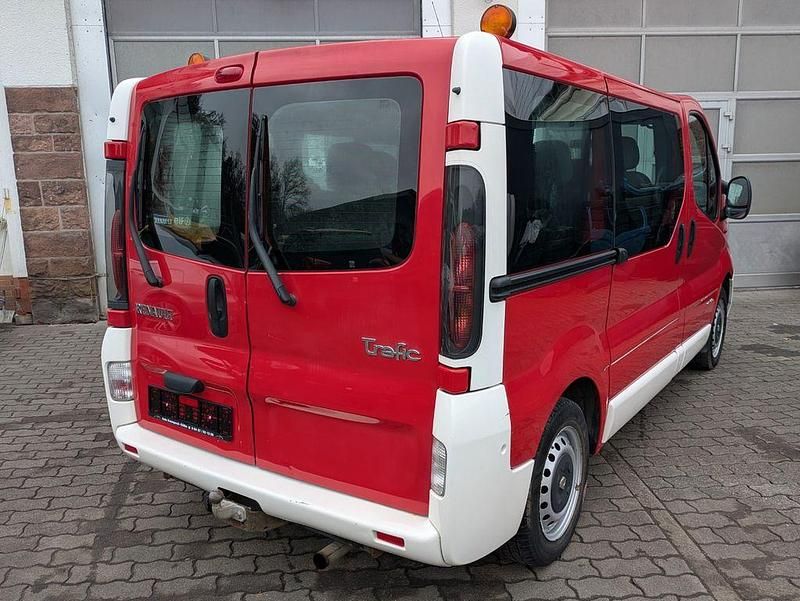 Second-hand Renault Trafic 82 CP (60 kW) 2005 Roșu Monovolum