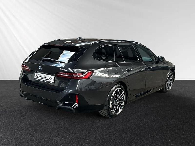 Gebraucht BMW 550e M Sport 489 PS (359 kW) 2025 Sophistograu brillanteffekt metallic Kombi