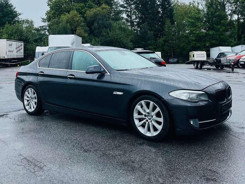 Sophistograu brillanteffekt me Gebraucht 2010 BMW 525 Limousine | 5.950 € - Bild 1/4