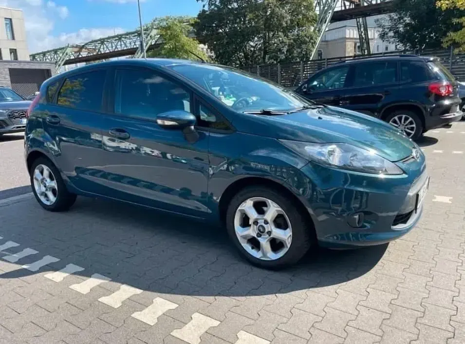 Gebraucht Ford Fiesta Trend 97 PS (71 kW) 2009 Grün Limousine