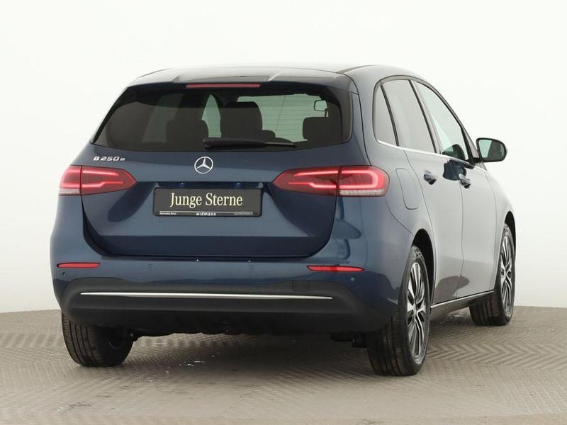 Gebraucht Mercedes B250e 160 PS (117 kW) 2021 Blau Van / Kleinbus