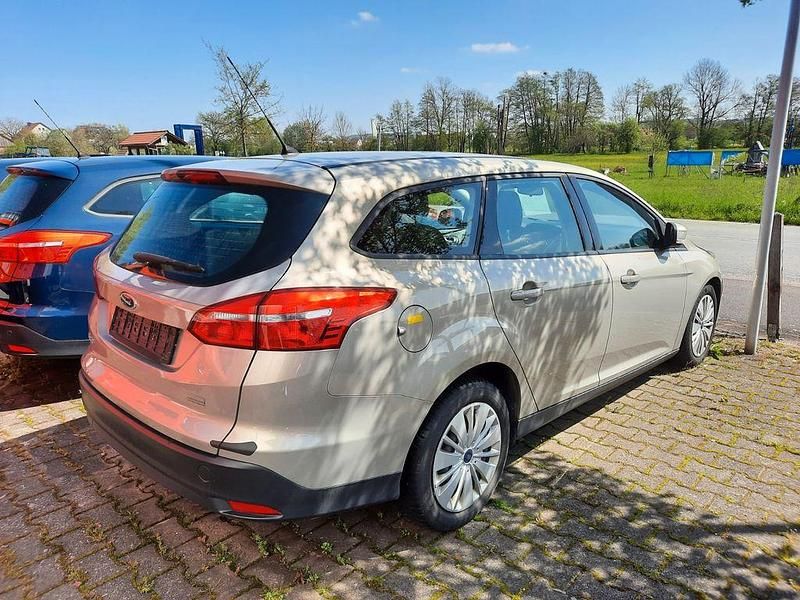 Gebraucht Ford Focus Trend 120 PS (88 kW) 2016 Hellgrau Kombi