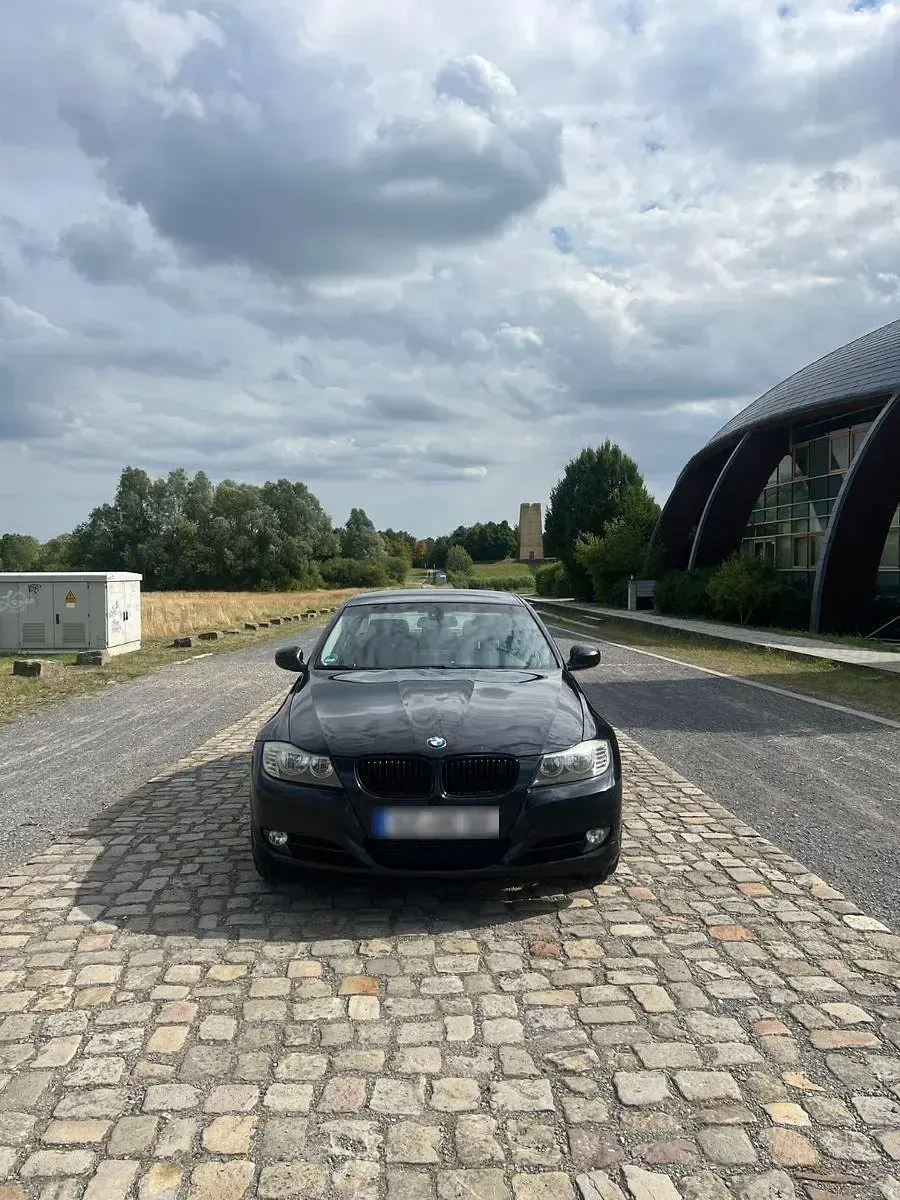 Gebraucht BMW 318 143 PS (105 kW) 2009 Schwarz Limousine