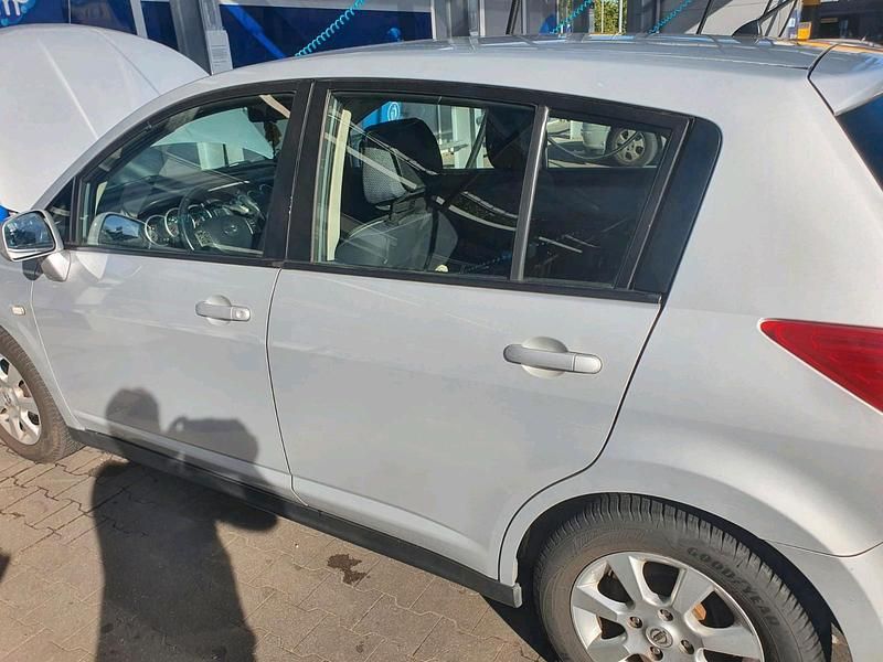 Gebraucht Nissan Tiida 105 PS (77 kW) 2008 Silber Kleinwagen
