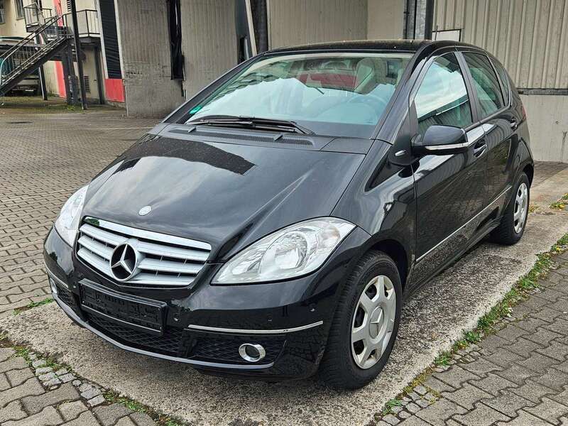Kosmosschwarz metalliclack Gebraucht 2011 Mercedes A180 Avantgarde Limousine | 6.900 € (Fairer Preis) - Bild 1/4