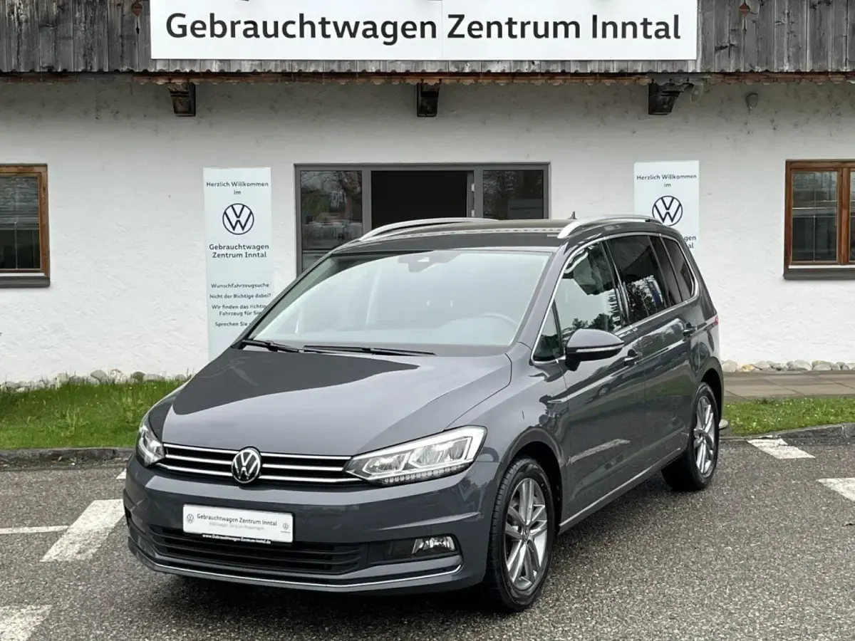 Gebraucht VW Touran Highline 150 PS (110 kW) 2023 Grau Van / Kleinbus