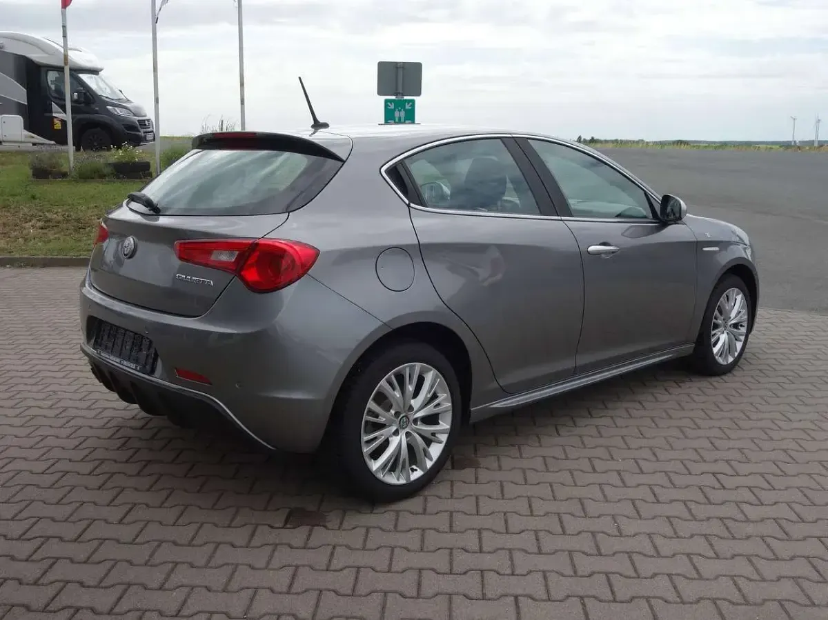 Gebraucht Alfa Romeo Giulietta Lusso 120 PS (88 kW) 2020 Stromboli grau Kleinwagen