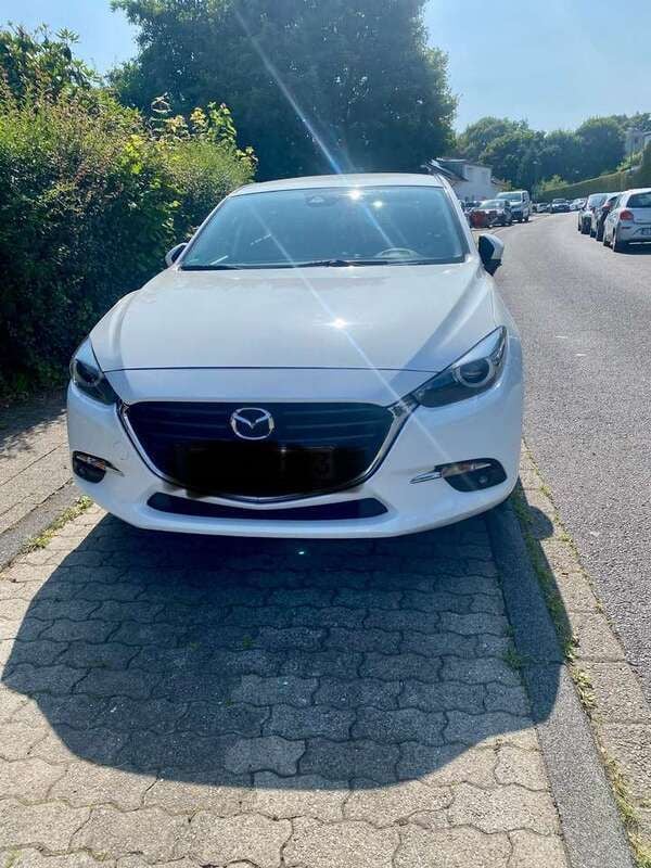 Weiß Gebraucht 2017 Mazda 3 Center-Line Limousine | 11.800 € (Fairer Preis) - Bild 1/4