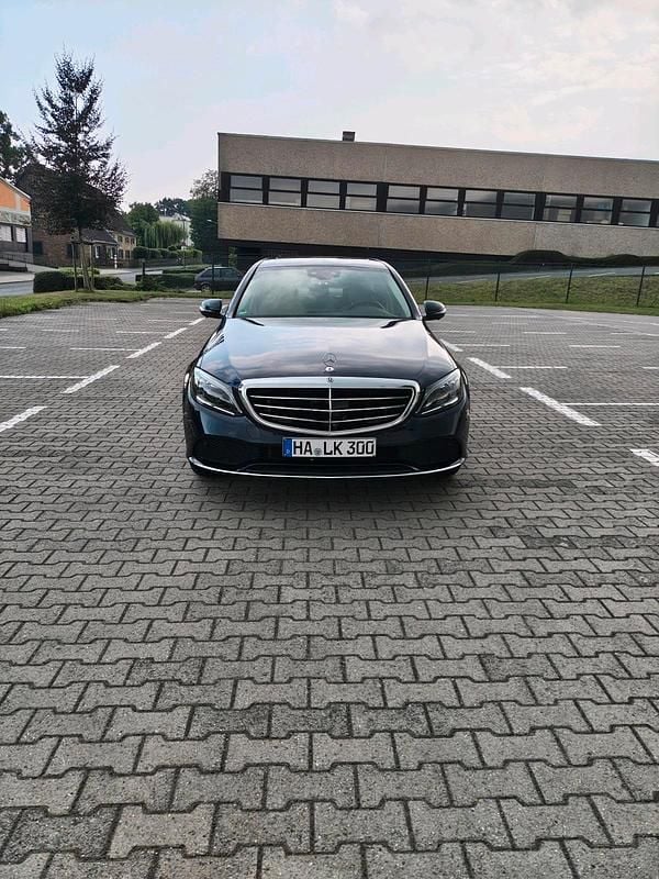 Blau Gebraucht 2018 Mercedes C300 Limousine | 25.900 € (Fairer Preis) - Bild 1/4