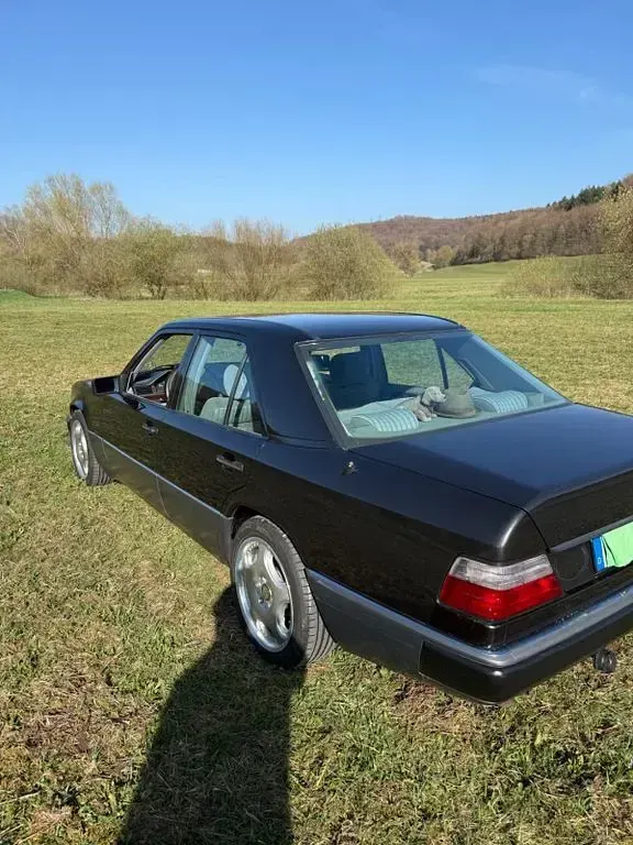 Używany Mercedes E230 132 KM (97 kW) 1992 Czarny Sedan/Limuzyna