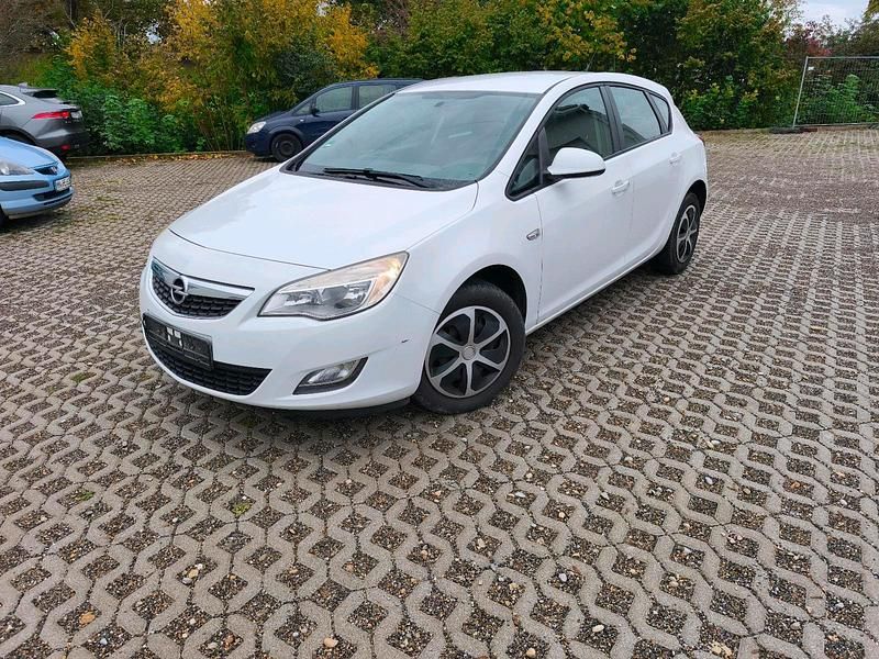 Weiß Gebraucht 2010 Opel Astra Limousine | 2.450 € (Guter Preis) - Bild 1/4
