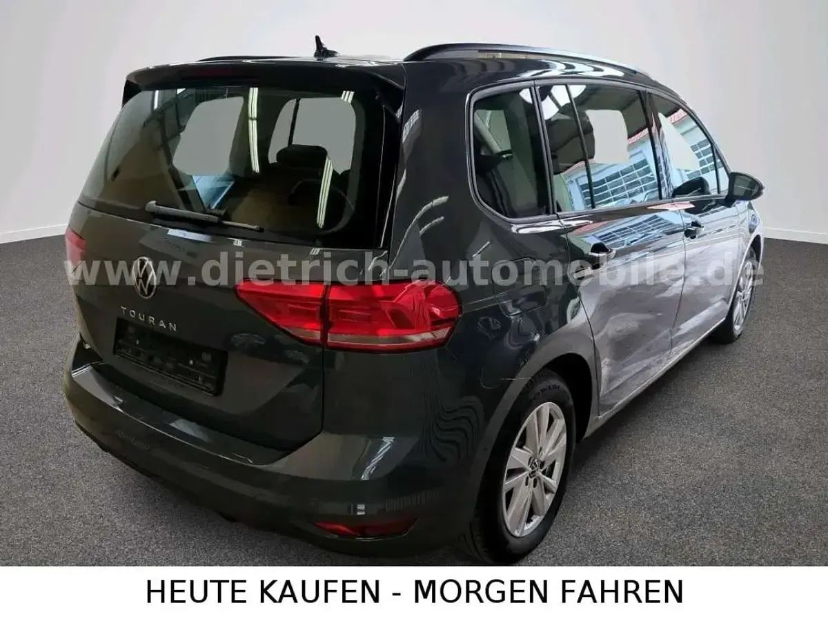 Gebraucht VW Touran Comfortline 150 PS (110 kW) 2023 Delfingrau Van / Kleinbus