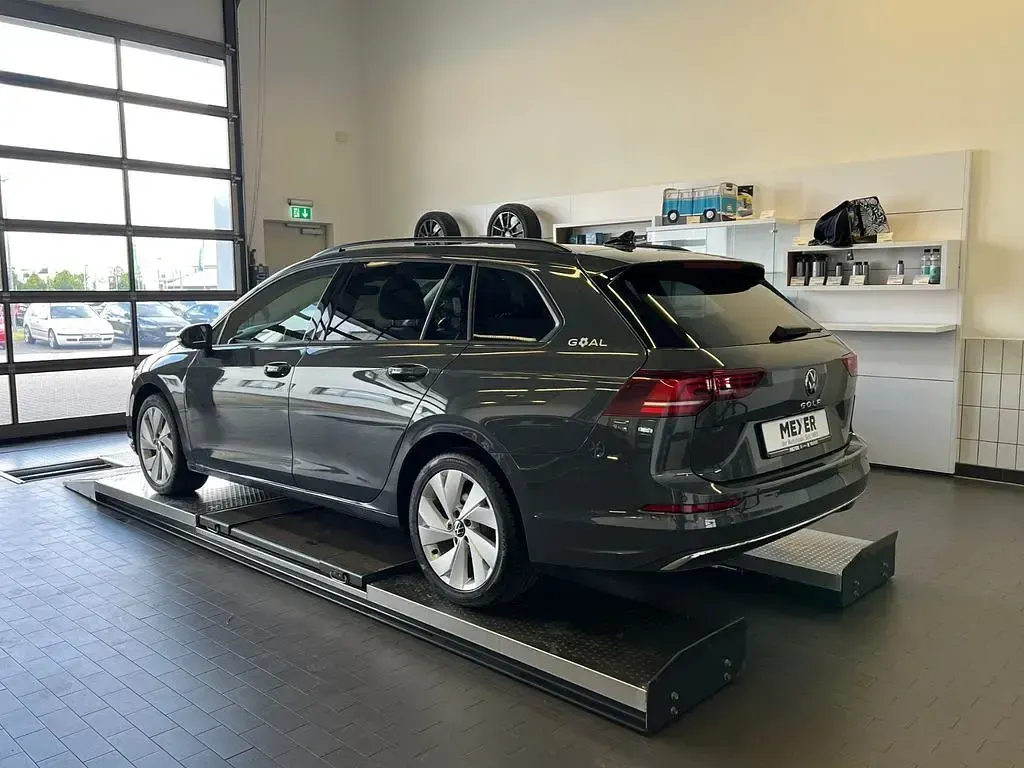 Gebraucht VW Golf VIII Goal 150 PS (110 kW) 2024 Delfingrau metallic Kombi