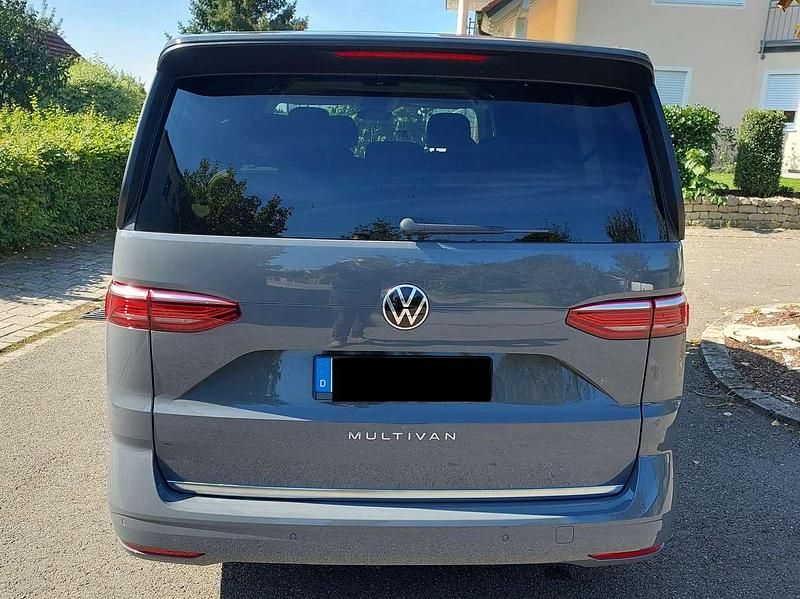 Gebraucht VW Multivan Style 150 PS (110 kW) 2023 Grau Van