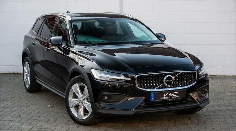 Onyx black / metallic Gebraucht 2021 Volvo V60 CC Kombi | 37.600 € (Etwas zu teuer) - Bild 1/4