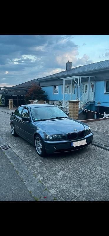 Grau Gebraucht 2004 BMW 318 Limousine | 1.299 € (Guter Preis) - Bild 1/4