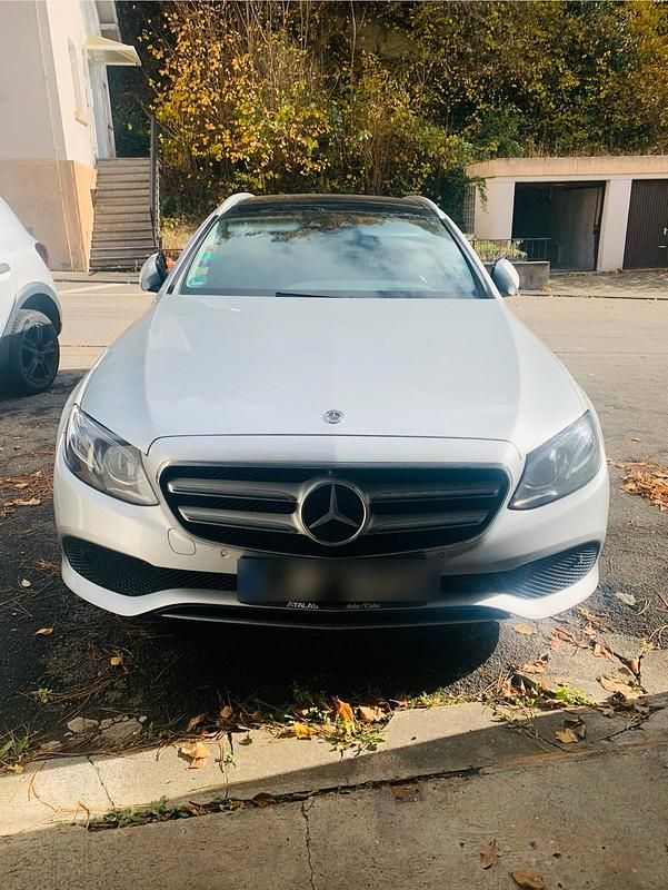 Silber Gebraucht 2017 Mercedes E220 Kombi | 16.900 € (Superpreis) - Bild 1/4