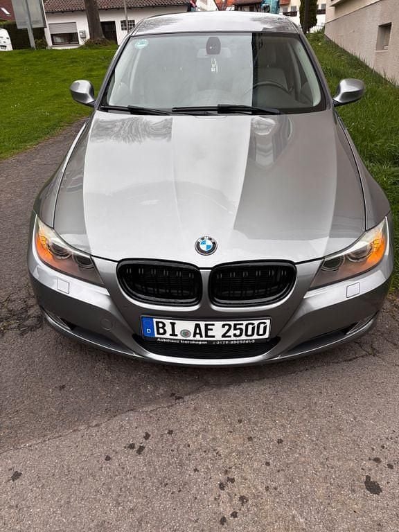 Grau Gebraucht 2011 BMW 318 M Sport Limousine | 8.500 € (Etwas zu teuer) - Bild 1/4